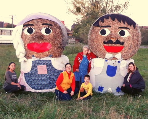 Rózsa-Vát Egyesület nyári szalmabábuk csoportkép