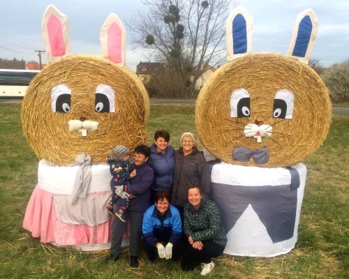 Rózsa-Vát Egyesület húsvéti szalmabábuk csoportkép