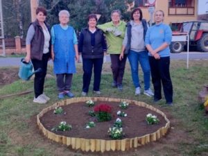 Rózsa-Vát Egyesület tulipánkert projekt csoportkép