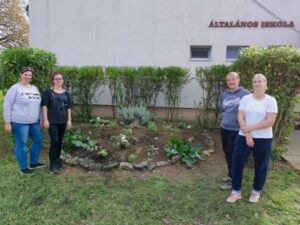 Rózsa-Vát Egyesület iskolaudvar sziklakert projekt csoportkép